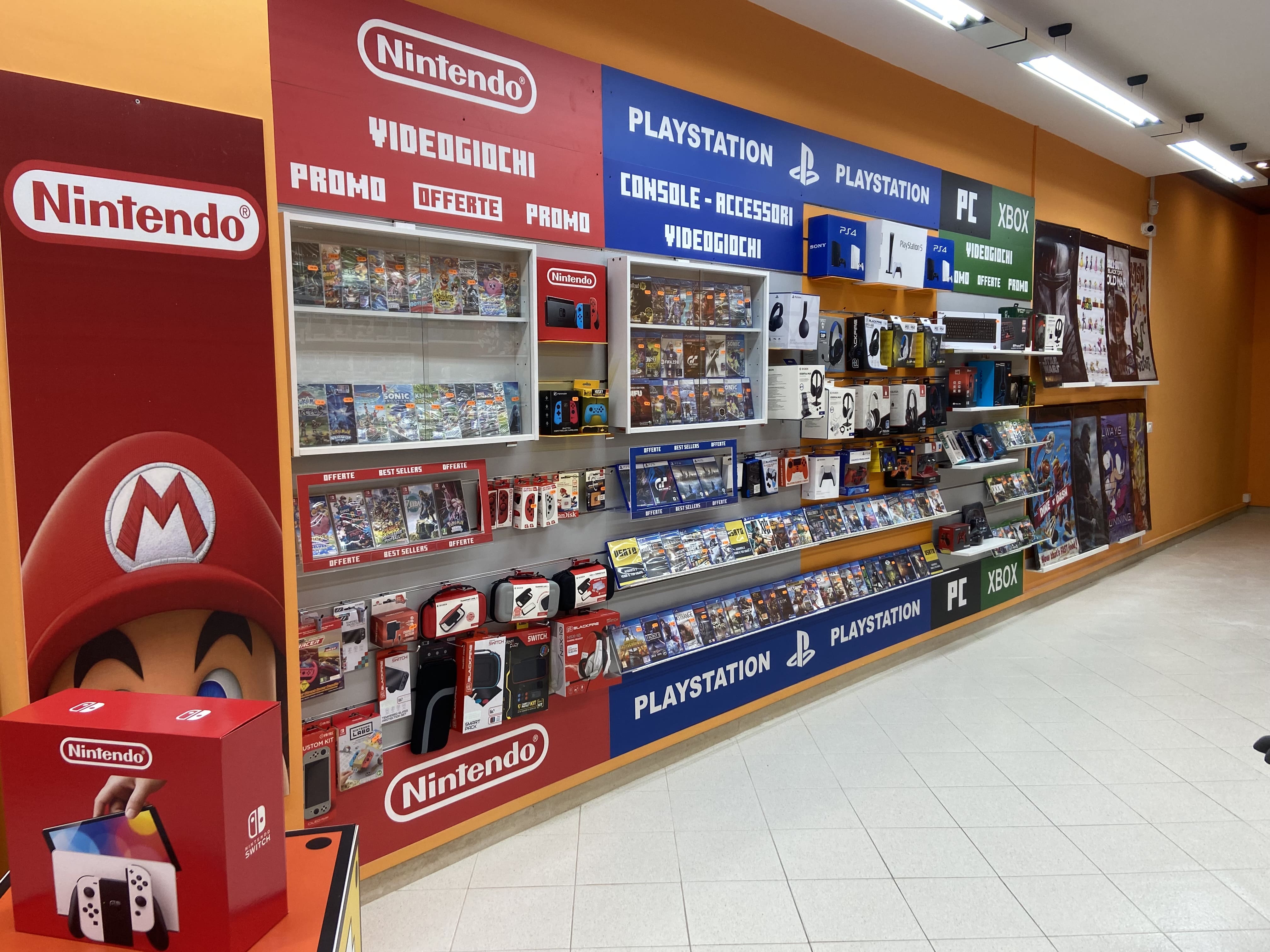 Esposizione merchandise, Funko Pop, giochi da tavolo e console nei negozi specializzati Gamemania